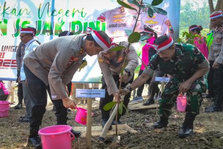 KAPOLDA JATENG TANAM POHON DIKAWASAN P
