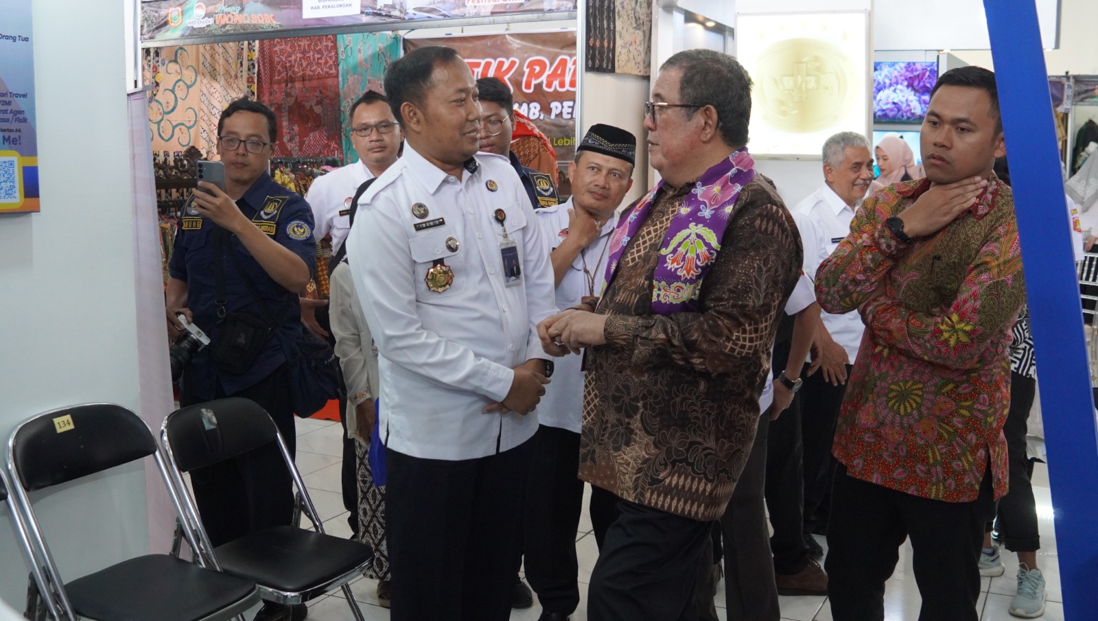 Imigrasi Wonosobo Meriahkan Wonosobo Festival UKM Expo 2025, Wakil Bupati Tukar Paspor ke E-Paspor