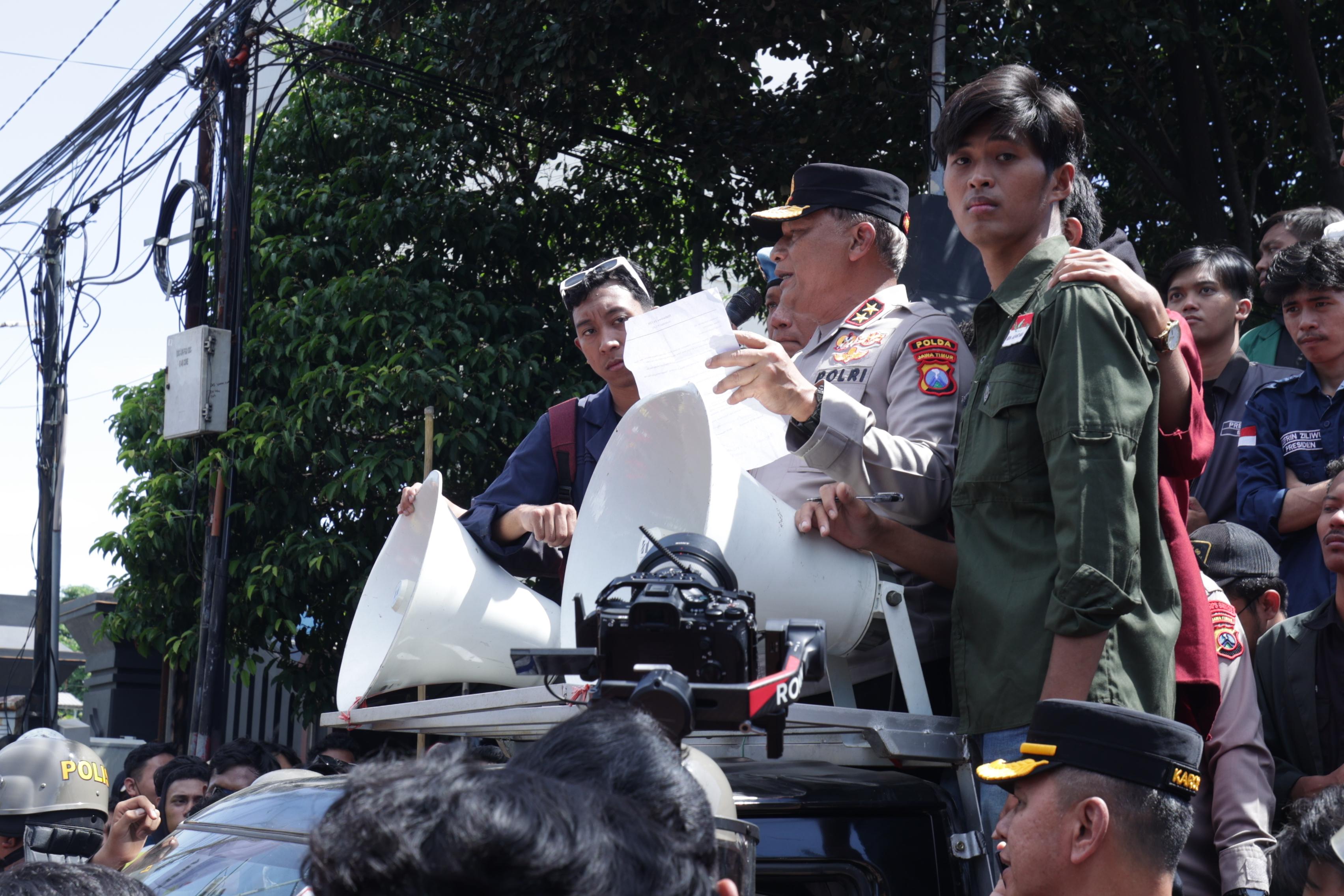 Kapolda Jatim Temui Massa Unras Aliansi BEM Nusantara di Depan Mapolda Jawa Timur