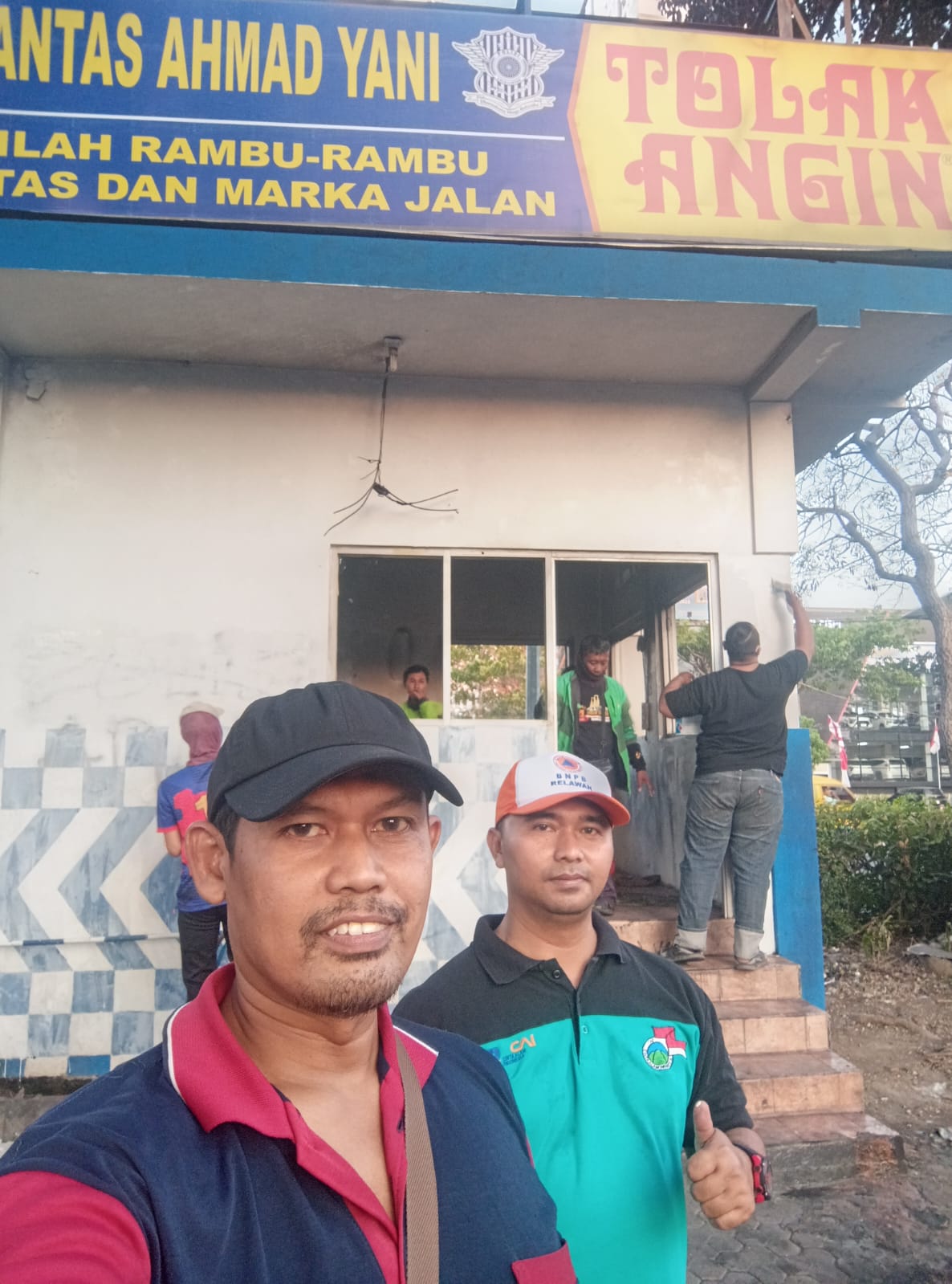 Ojol & Warga Kompak Bersihkan Pos Polisi yang Dibakar Massa di Surabaya