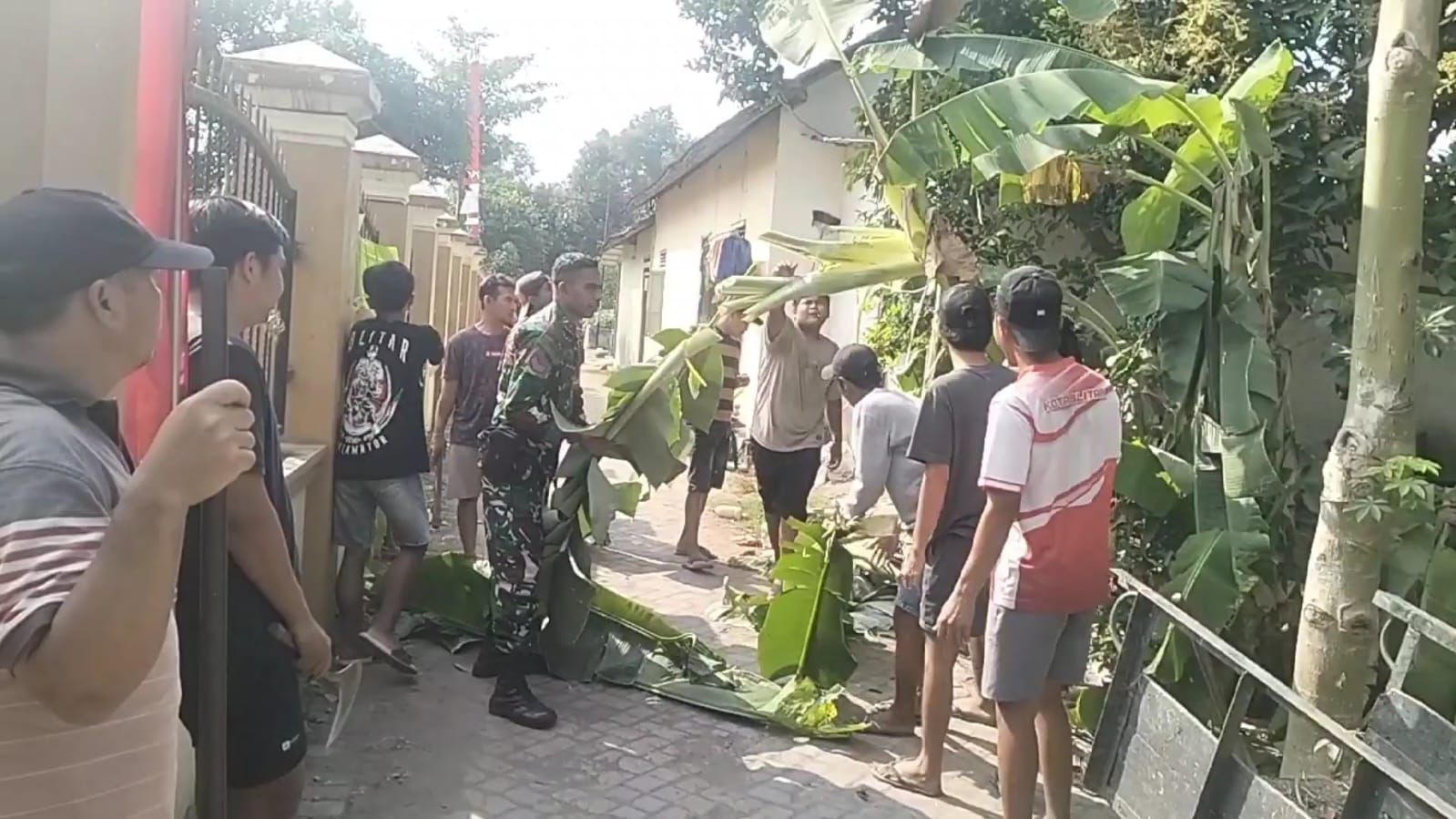 Babinsa Koramil 0808-06 Srengat Dorong Peran Aktif Warga dalam Menjaga Kebersihan Desa