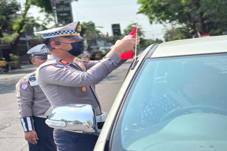 Semarak Jelang Hari Kemerdekaan RI ke 80 Polisi Berbagi Bendera Merah 