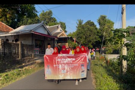 halaman Balai Desa Duko dipadati peserta yang datang bersama keluarga 