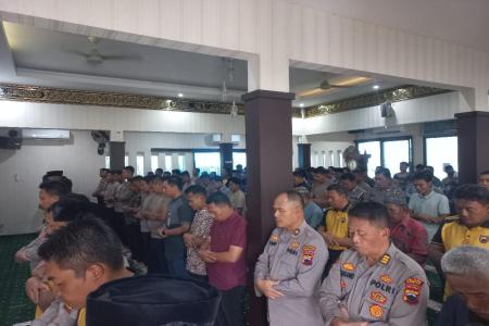 Polres Demak dan Masyarakat Gelar Shalat Gaib Untuk Driver Ojol 