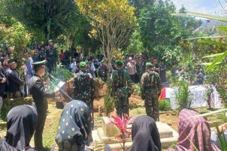 Pemakaman Militer Serda Rahman Setiawan Prajurit TNI yang Gugur Dibaco