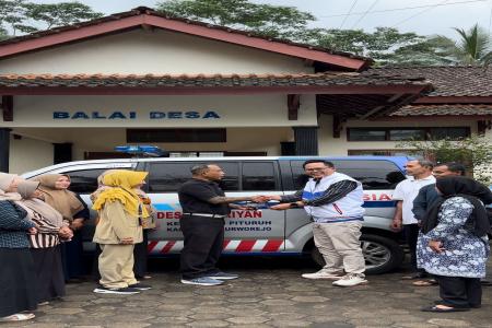 Dr c H Kholik Idris Serahkan Bantuan Mobil Siaga untuk Masyarakat Desa