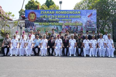 Ziarah Ke Makam Bung Karno TNI Peringati HUT Ke 80 Dengan Semangat Keb