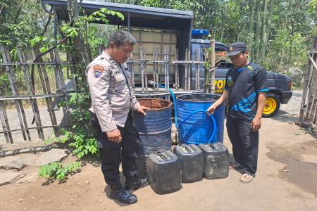 Polisi Tangani Kekeringan di Winongan Pasuruan Sulap Mobil Patroli Jad