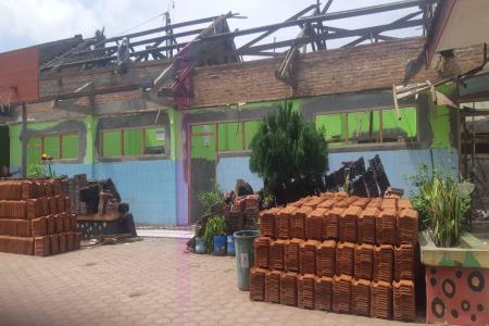 Revitalisasi SDN 2 Pogalan Diduga Tanpa Papan Informasi Kepala Sekolah