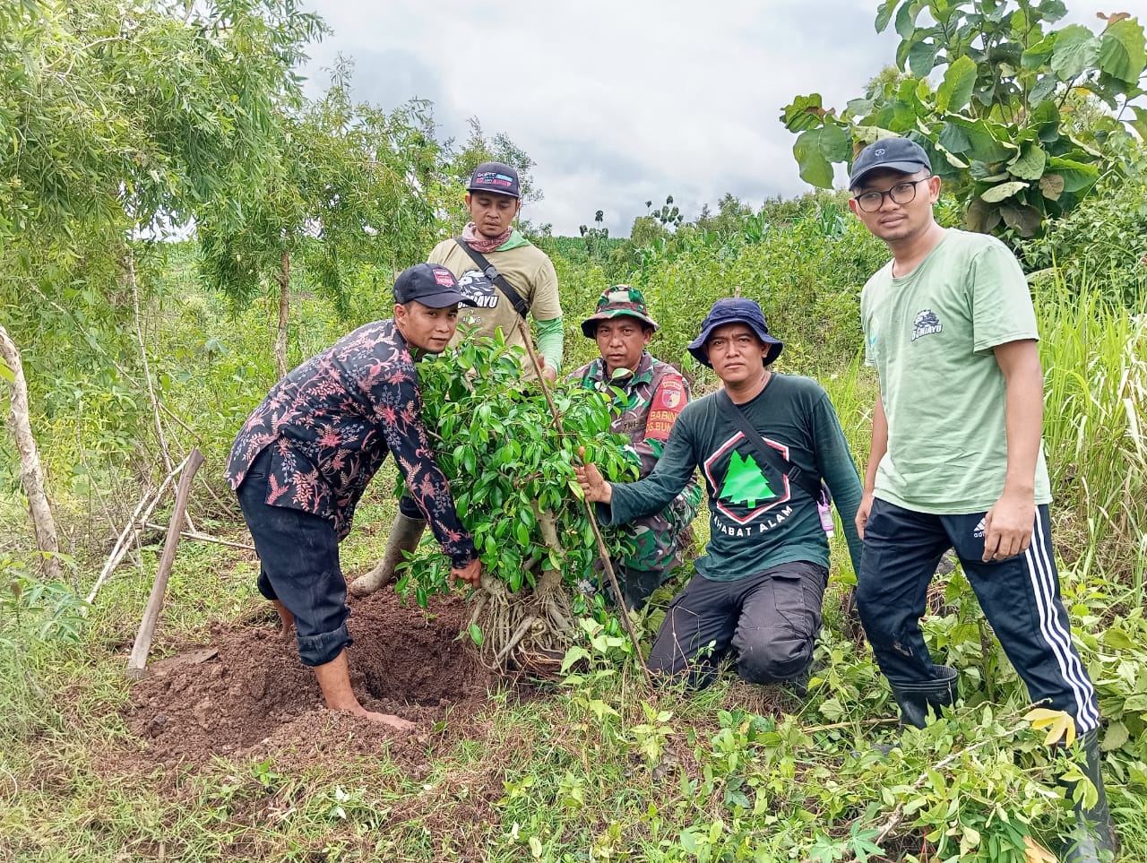 Dukung Penghijauan di Wilayah Binaan, Babinsa Desa Bumiayu Laksanakan Penanaman Pohon Bersama