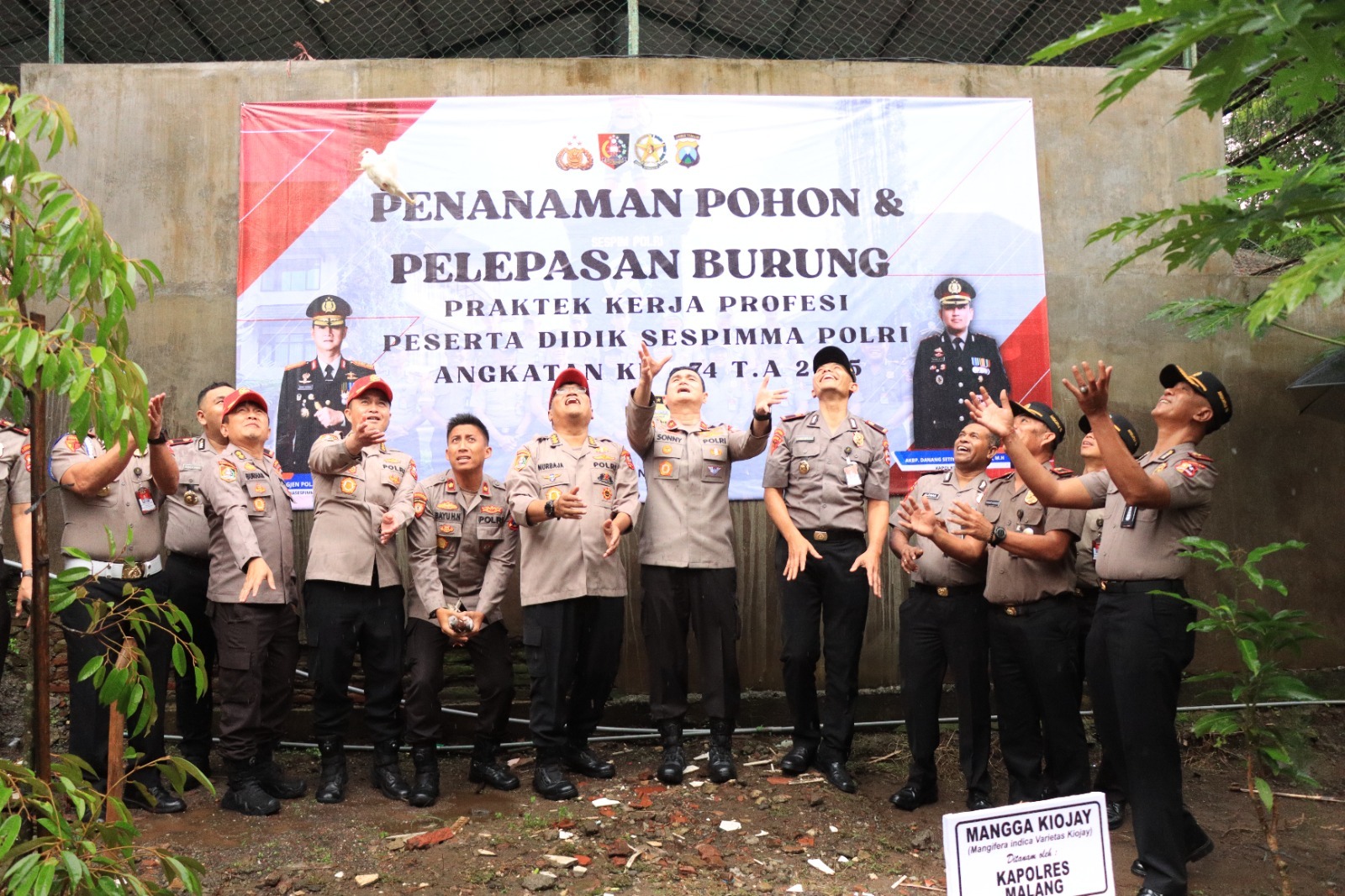 Peserta Didik Sespimma Lepas 125 Burung di Polres Malang Jaga Keseimbangan Alam