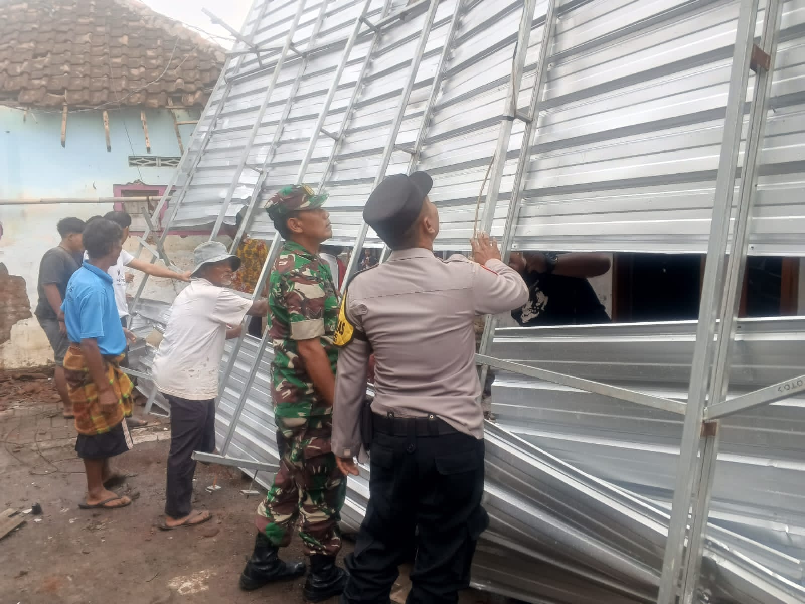 Angin Kencang Sapu Sumberejo, Polsek Purwosari Pastikan Tidak Ada Korban Jiwa 