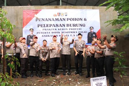 Peserta Didik Sespimma Lepas 125 Burung di Polres Malang Jaga Keseimba