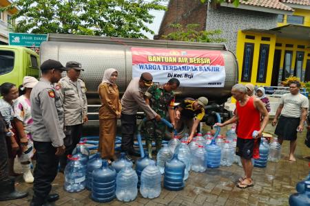 Polsek Beji Salurkan 9 Ribu Liter Air 
