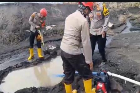 Polda Jatim Bantu Bersihkan Endapan La