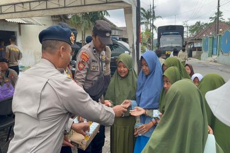 Polisi Berbagi Snack dan Susu untuk Pelajar Terdampak Erupsi Gunung Se