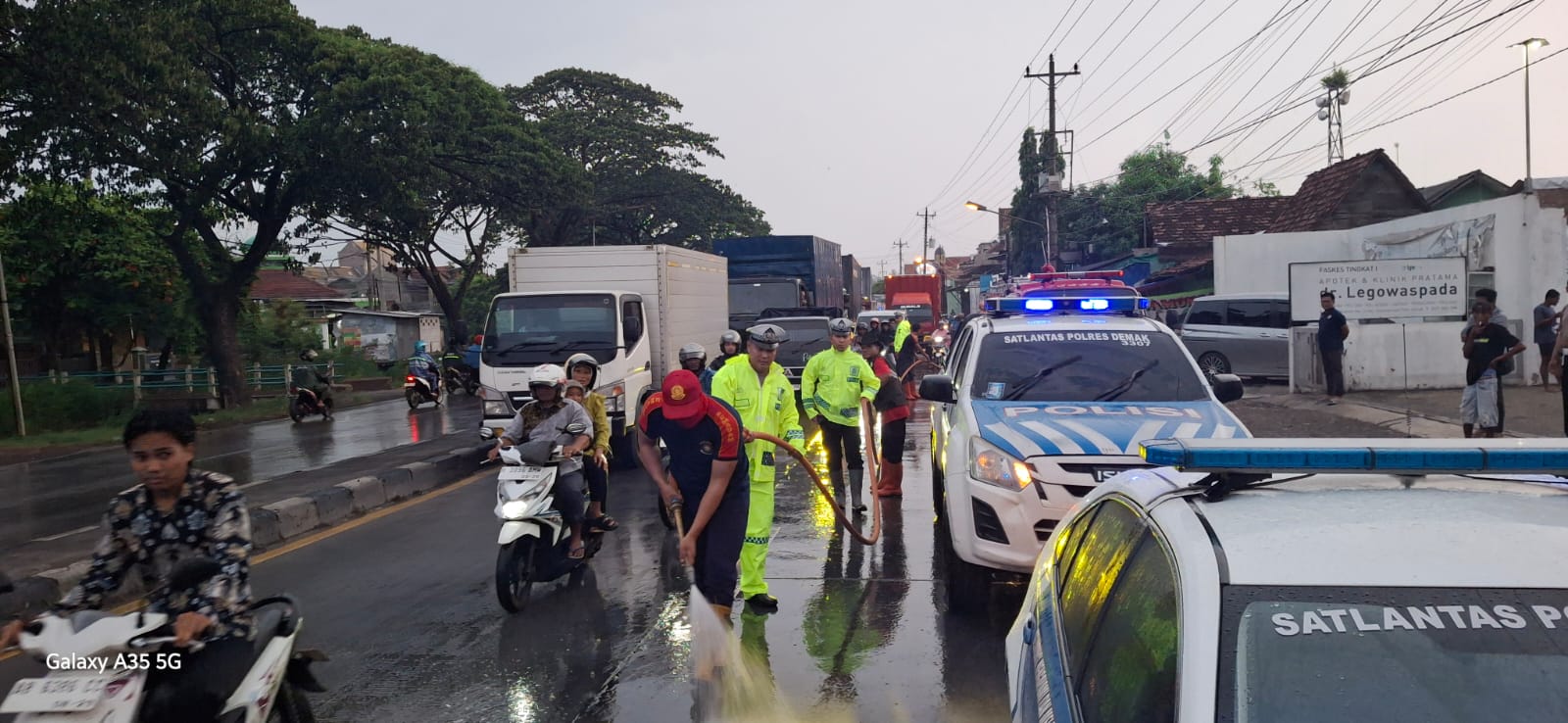 Proyek Pengerukan Sungai Menimbulkan Persolan Keselamatn Lalu Lintas Matreal Lumpur Berserakan