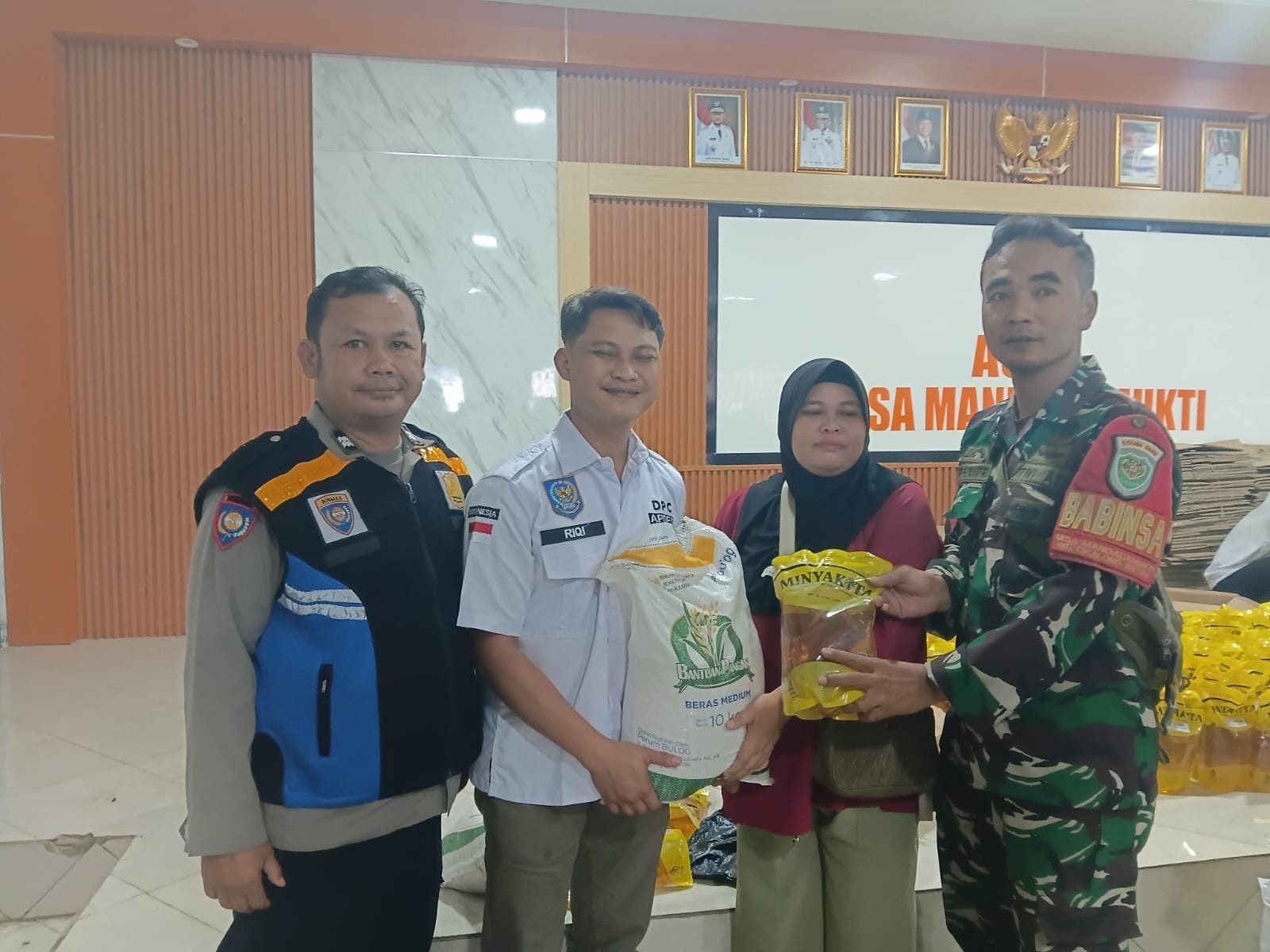 Desa Mandala Mukti Bagikan Bantuan Sosial Beras 20 Kg dan Minyak 4 Liter dari Kementerian Sosial