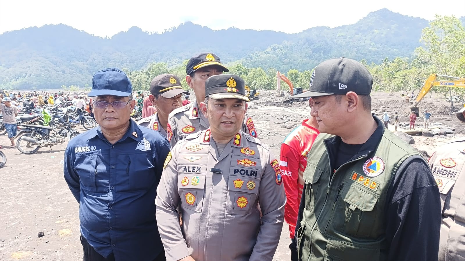 Personel Gabungan Polda Jatim Gelar Aksi Kemanusiaan Pascabencana Lahar Semeru di Lumajang