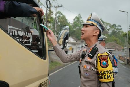 Polres Malang Bagikan Masker k