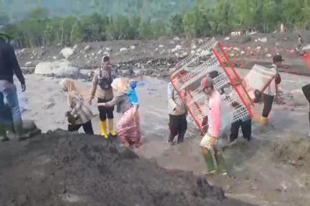 POLRI TERUS EVAKUASI WARGA DAN MEN