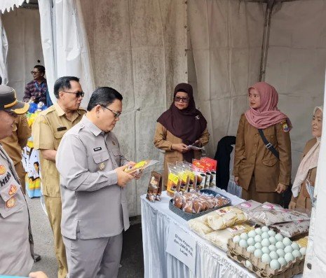 Dampingi Wabup Lebak, Plt. Kadis Koperasi dan UKM Hadiri Pasar Murah di Plaza Lebak
