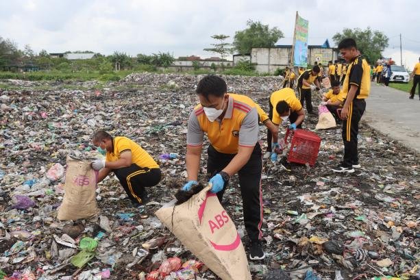 Dukung Program Presiden Polres Demak Bersihkan TPS Sementara Desa Cabean