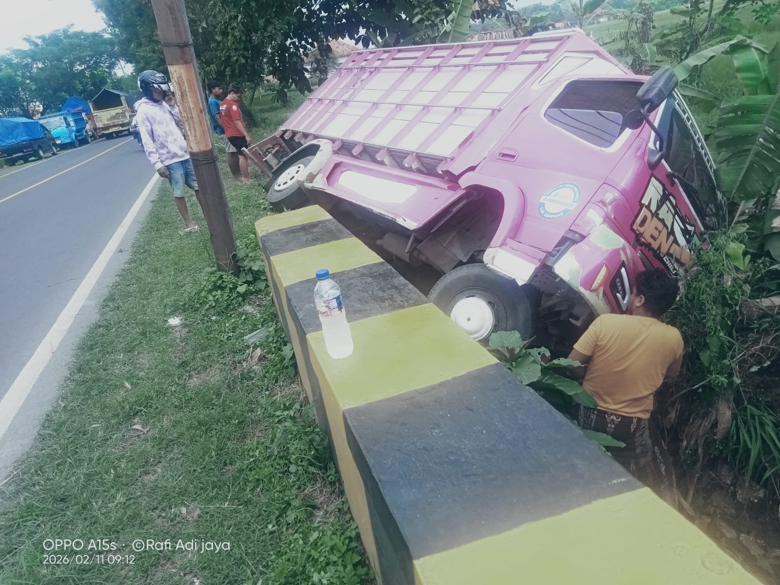 Diduga Sopir Mengantuk, Truk Bermuatan Semen Alami Kecelakaan Tunggal di Jerengik, Kota Sampang