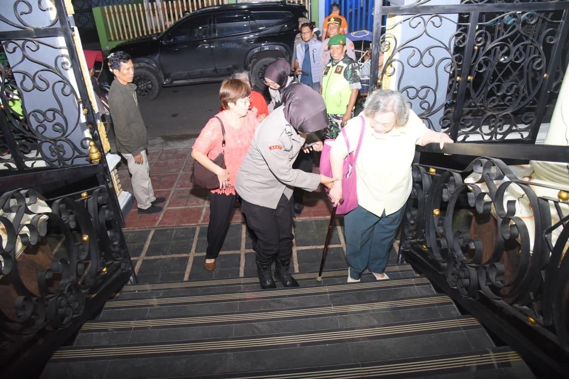 Respons sigap Polwan Polres Bondowoso bantu jemaat sembahyang Imlek di Vihara Ariya Maitera