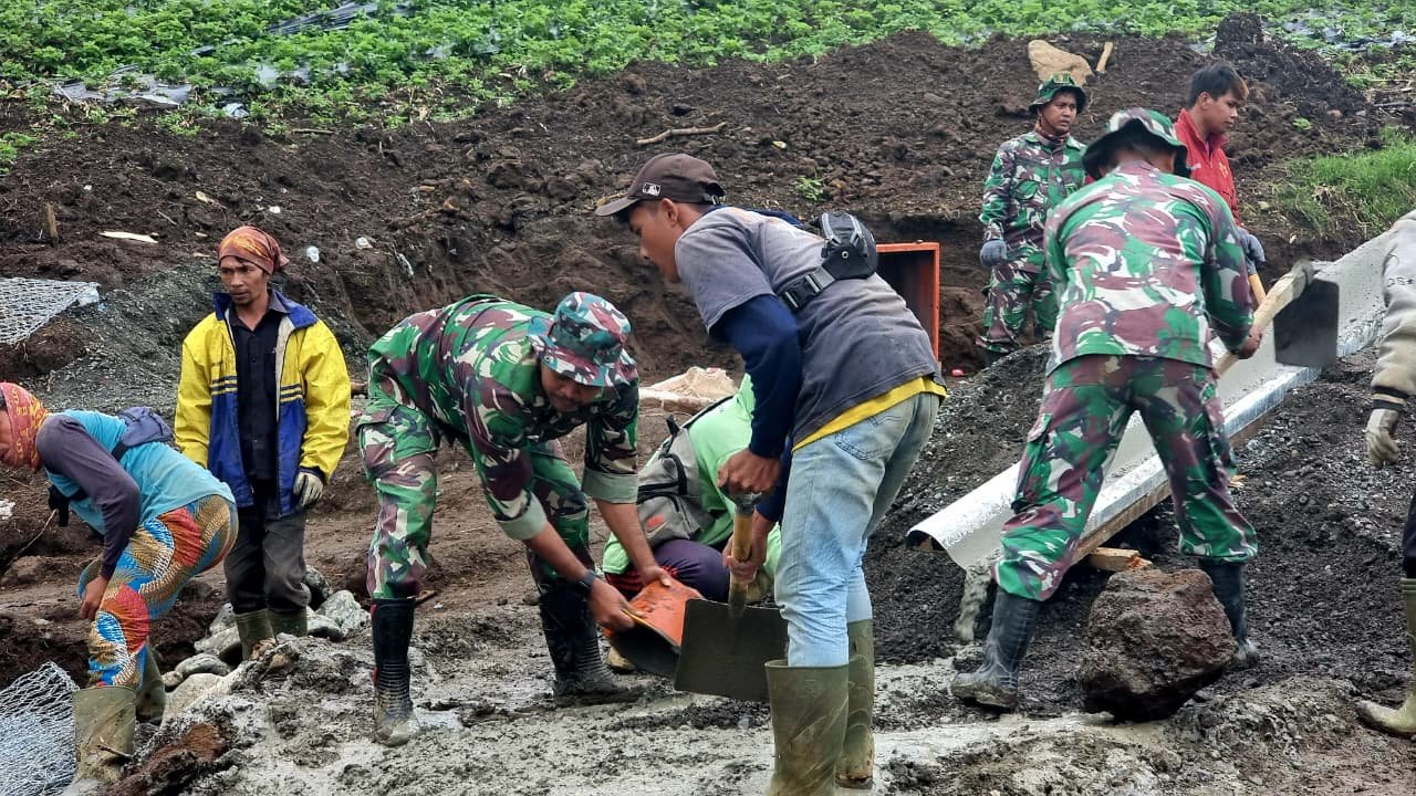 Satgas Gulbencal Bersama Warga Lakukan Pengecoran Jembatan Armco