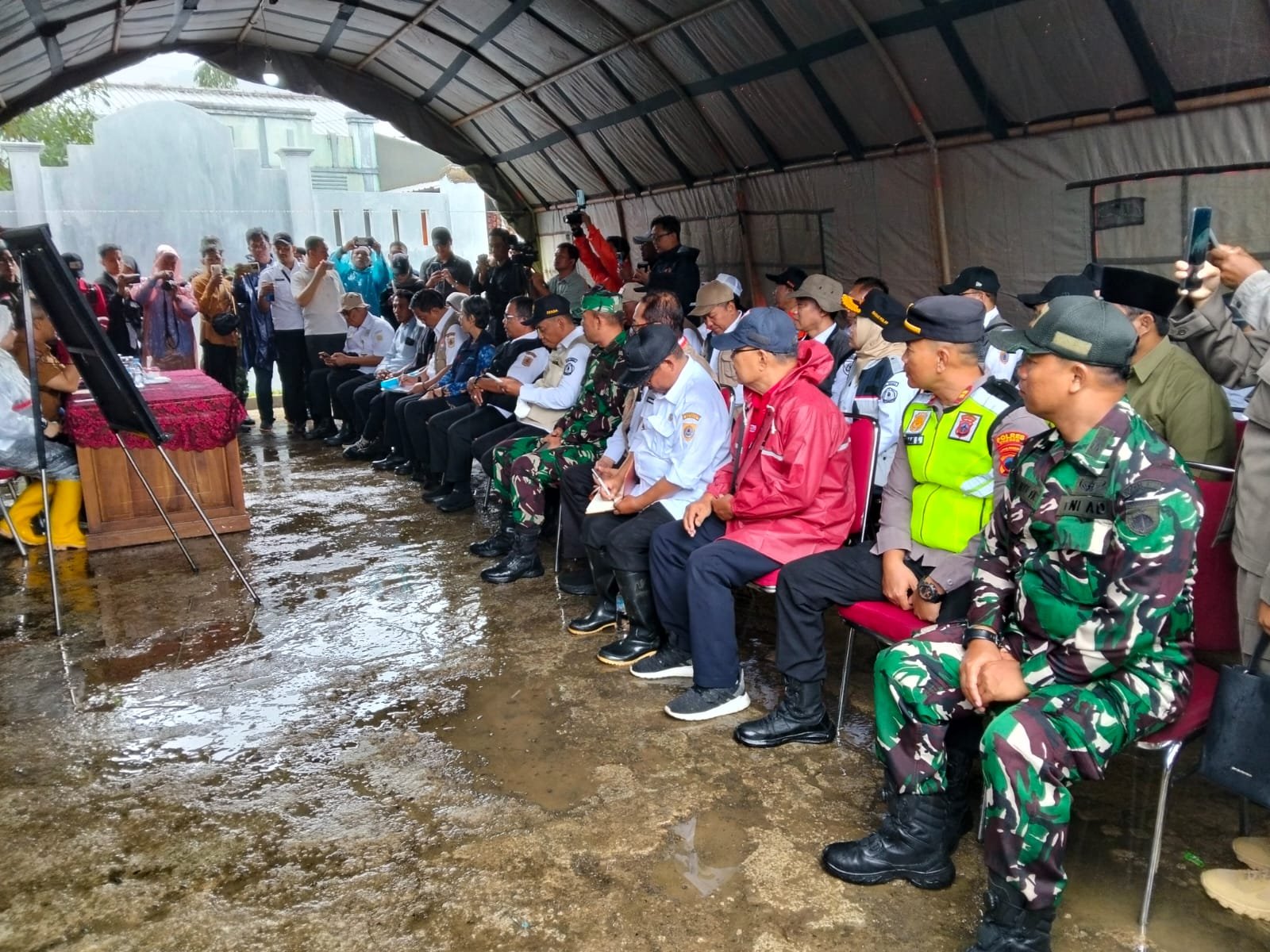 Gubernur Jateng Kunjungi  Warga Terdampak Tanah Gerak Sirampog, Dan Semangati Satgas TMMD di Desa Ci