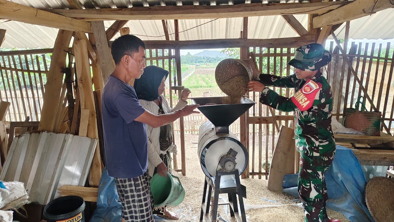 Tangan Dermawan Pak Salim, Penggilingan Padi Gratis untuk Warga Cikuya