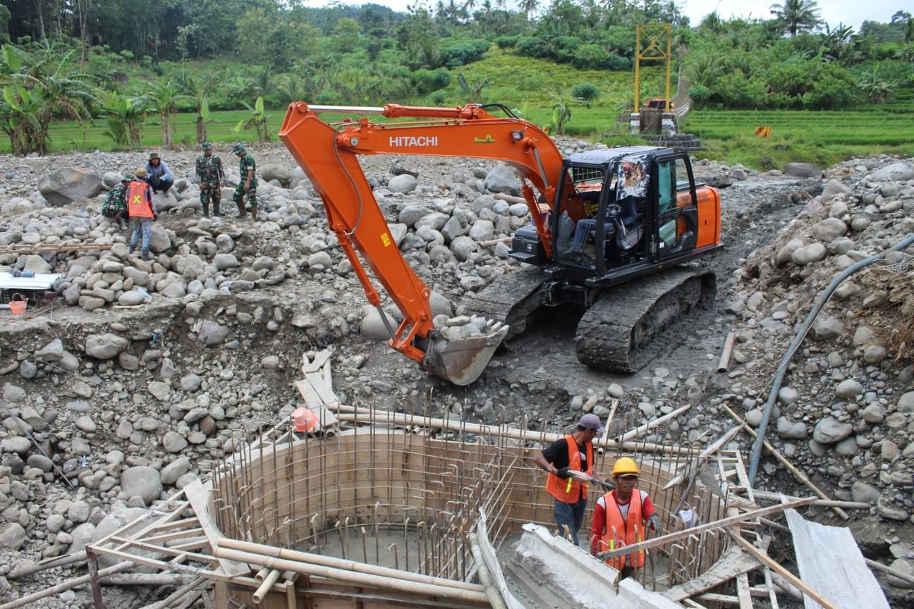 Kasdam IV-Diponegoro Tinjau Pembangunan KDMP dan Jembatan Gantung di Wonosobo