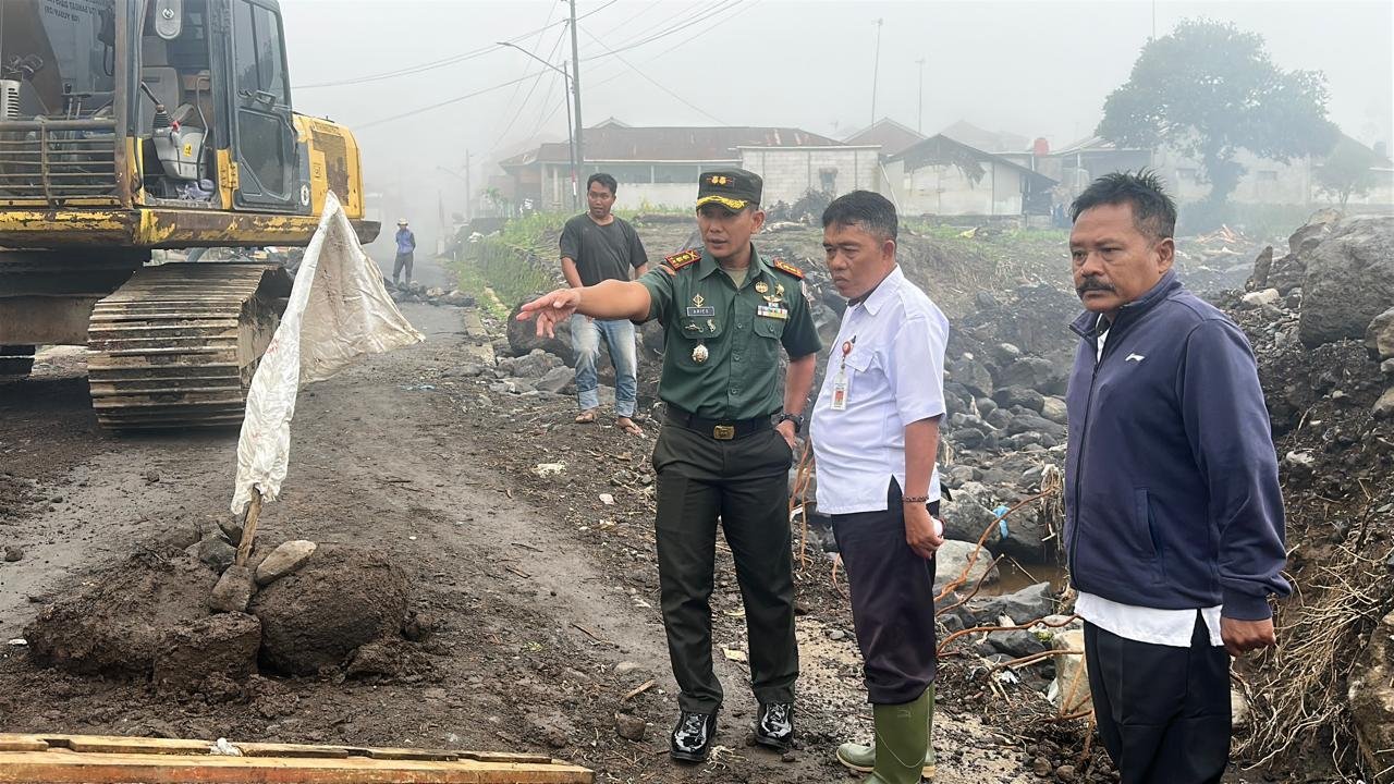 Tinjau Medan, Pastikan Titik Strategis Jembatan Armco di Desa Kutawaba