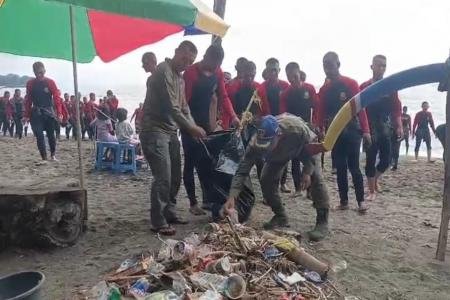 Pusdik Brimob Gelar Aksi Bersih Pantai Pasir Putih Situbondo Tindak La