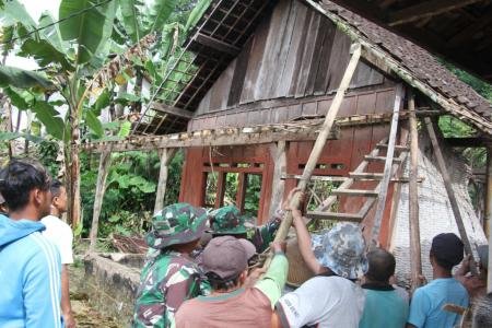 MBAH SUTRISNO SENANG RUMAHNYA DI B