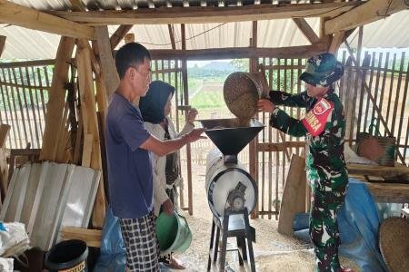 Tangan Dermawan Pak Salim Penggilingan Padi Gratis untuk Warga Cikuya