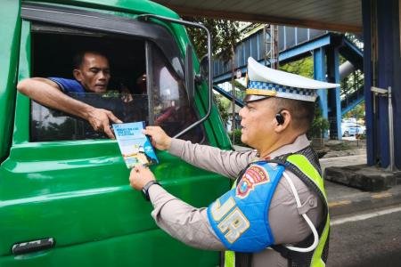 POLDA JATIM TERTIBKAN TRUK DAN BUS