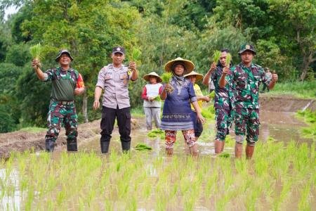 SATGAS TMMD KE 127 BERSAMA WARGA L