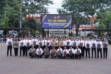Kapolres Pasuruan Pimpin Apel dan Berikan Penghargaan kepada 38 Personel Berprestasi