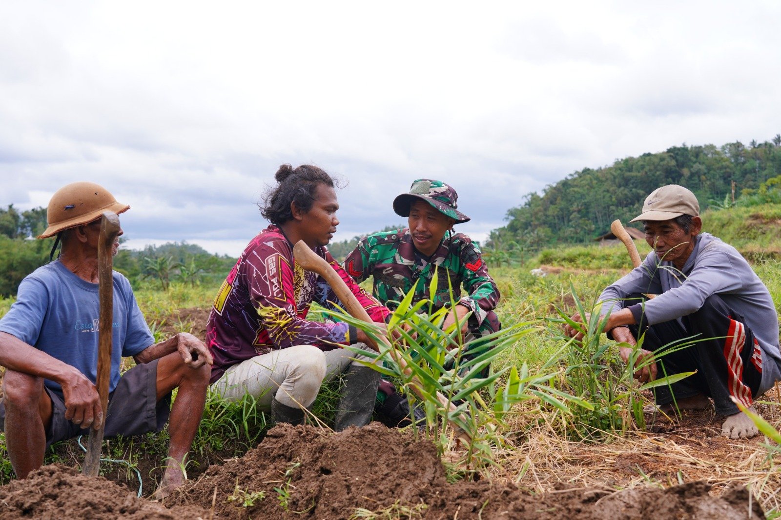 Disela Kesibukan, Satgas TMMD KE-127 Kodim 0808-Blitar Jalin Keakraban Bersama Petani Di Desa Krisik
