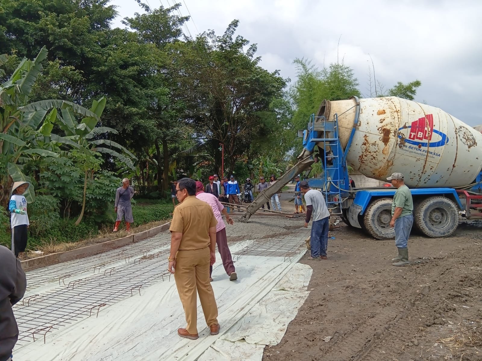 Ramadan Berkah, Pemdes Kareo Bekerja Sama dengan PT Bumi Indah Damai Sejahtera Bangun Jalan Desa