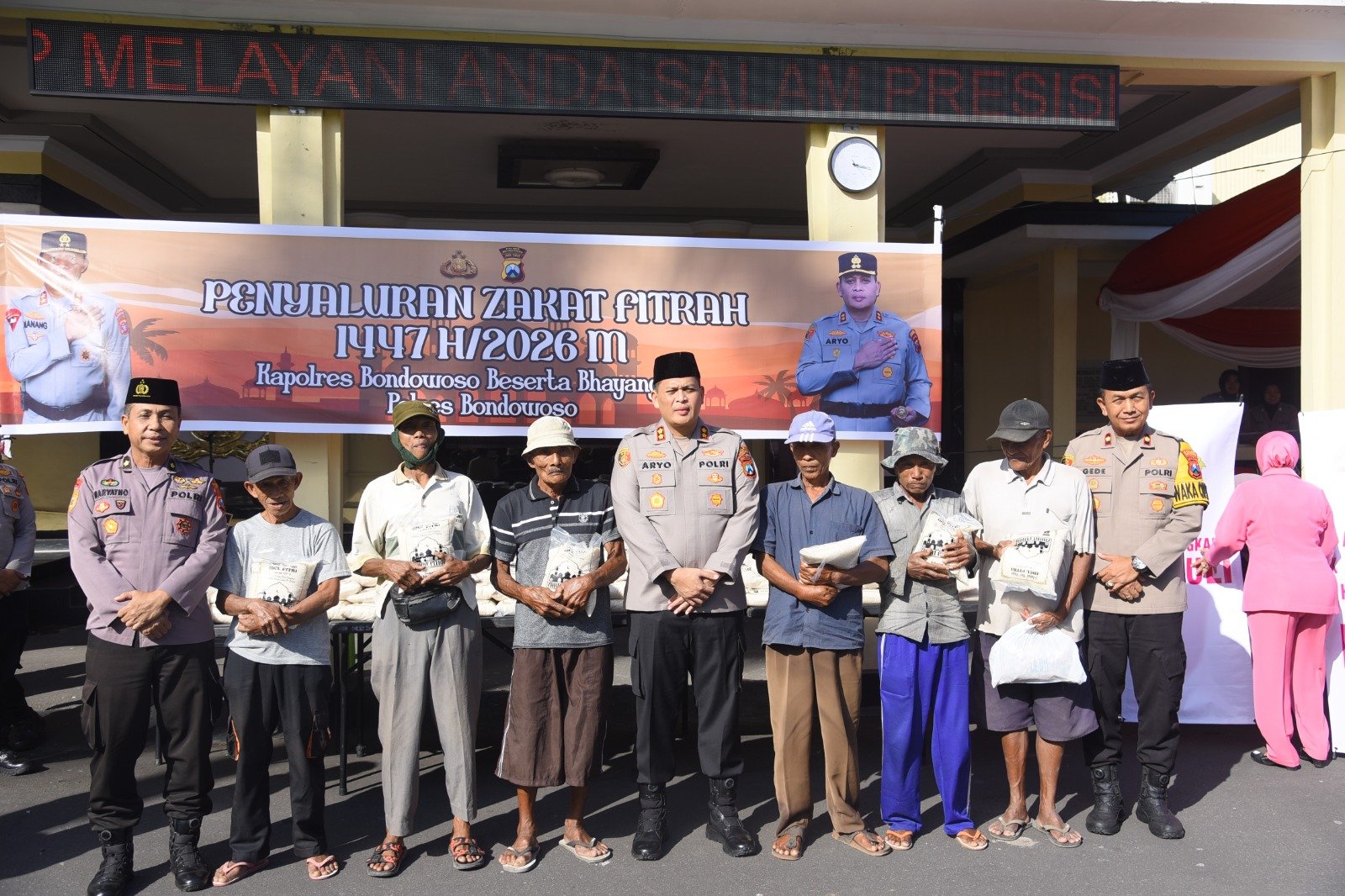 Ramadhan Momentum Berbagi, Kapolres Bondowoso Salurkan 848 Sak Beras Zakat untuk Kaum Duafa