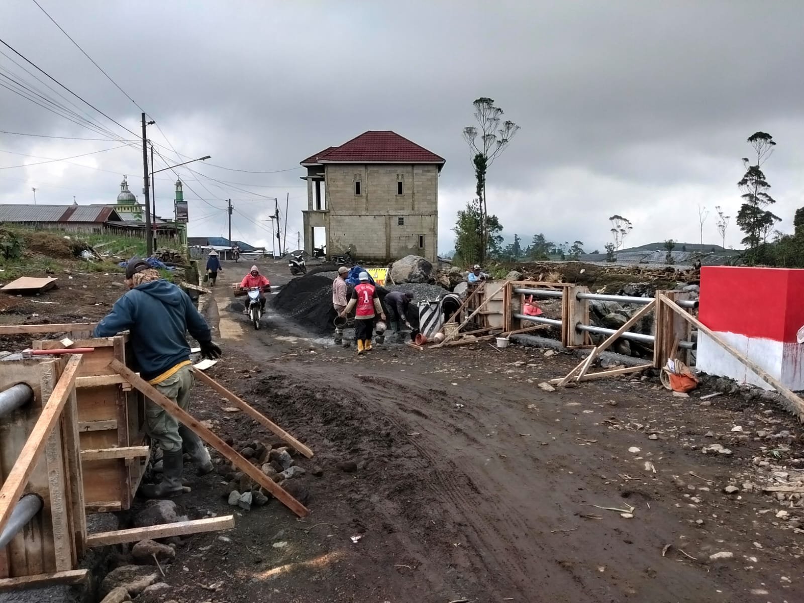 Pembangunan Jembatan Armco Kali Bambangan Dikebut, Akses Warga Segera Pulih