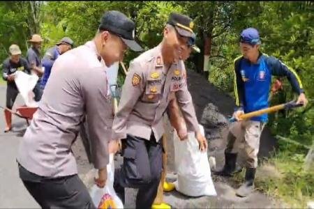 Gotong Royong Polres Lumajang dan Warg