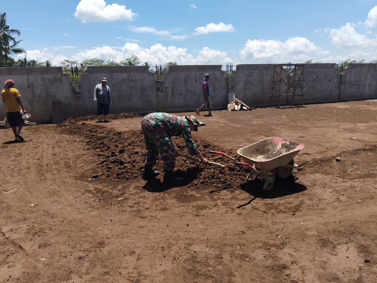 Babinsa Desa Candinata Awasi Pembangunan KDKMP di Wilayah Binaan