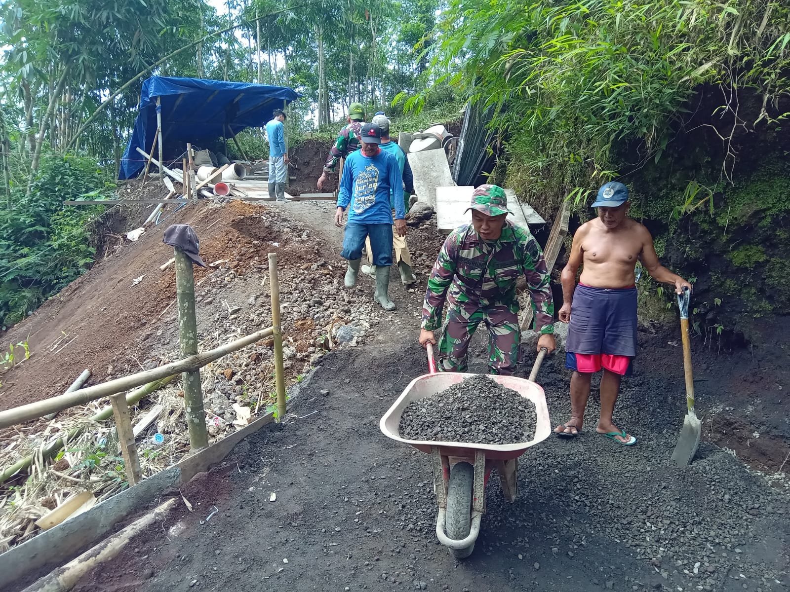 Tak Kenal Lelah, TNI dan Warga Gotong Royong Bangun Jembatan Garuda