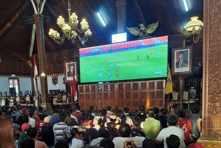 Warga Masyarakat Nobar Di Pendopo Kartini Jepara, Persijap Unggul 2 - 0 PSS Biak Meski Tanpa Penonto