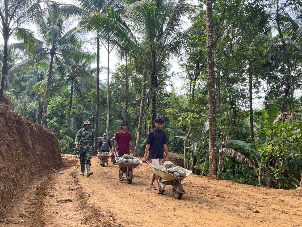 Muda-Mudi Turun Tangan, Semangat Gotong Royong Hidupkan Pembangunan Jembatan Garuda