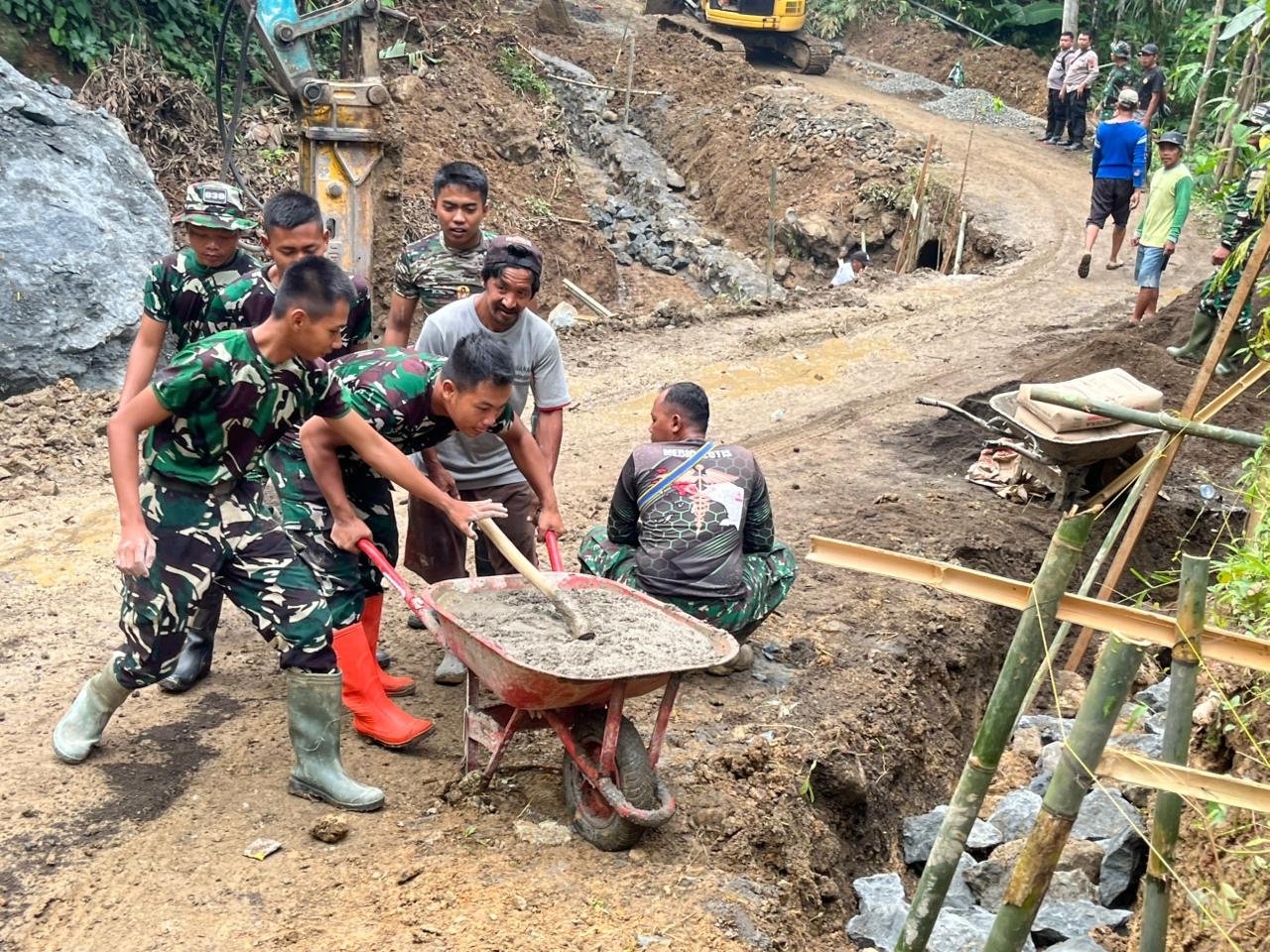 Sinergi Lintas Sektor Perkuat Pondasi Pelebaran Jalan TMMD di Desa Krangean